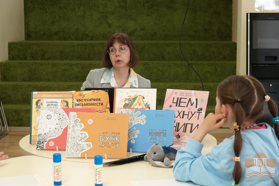 Программу «Большой мир маленькой книги» проводит Наталья Гарбар, главный библиотекарь Центра детского чтения