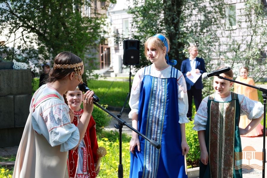 Выступают учащиеся школы № 10 имени А.С Пушкина