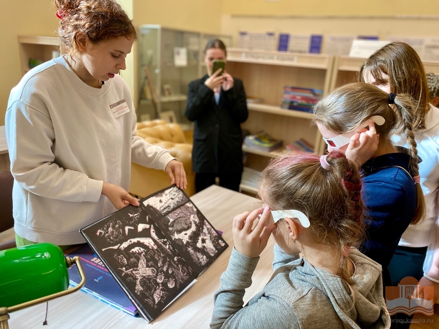 На экскурсии в Национальной библиотеке Карелии