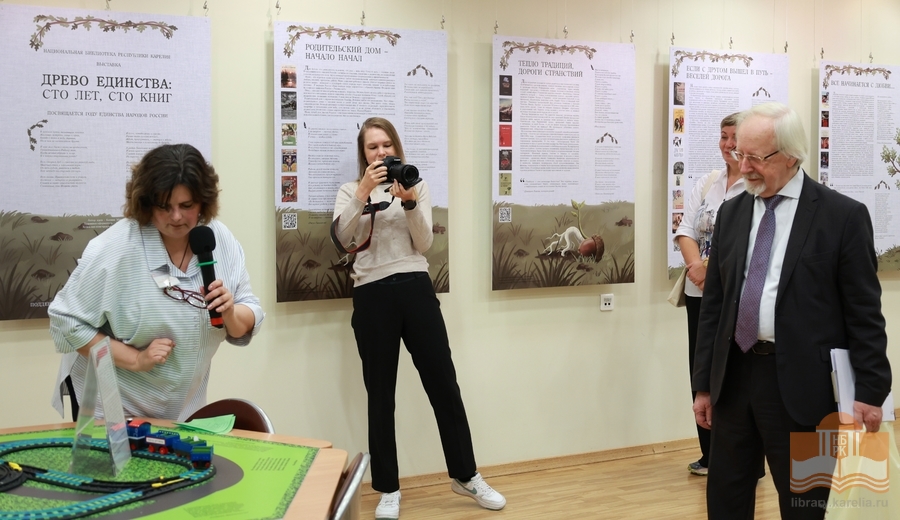 На открытии выставки «Древо единства: сто лет, сто книг» в Национальной библиотеке Карелии